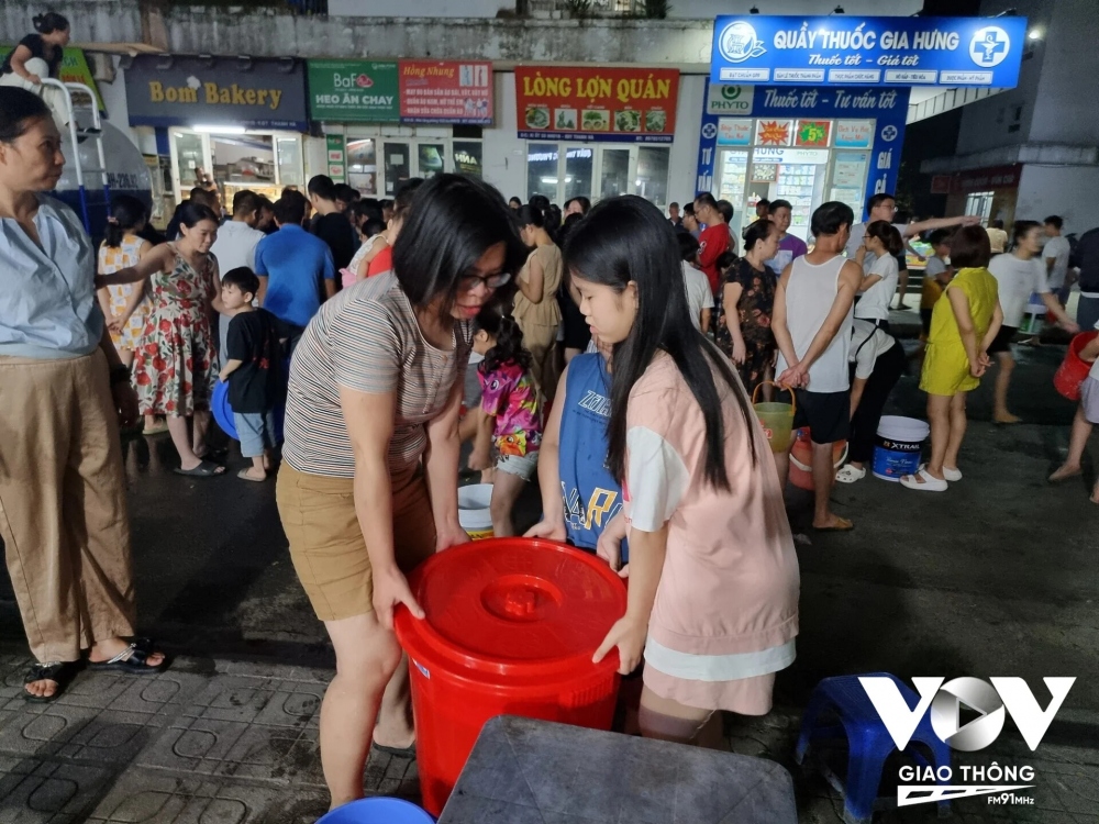 Nhiều người chia sẻ rằng, họ cảm thấy xấu hổ khi bỏ ra cả tỷ bạc tiền tích góp mua nhà tại KĐT ở thủ đô để rồi chịu cảnh mất nước triền miên.