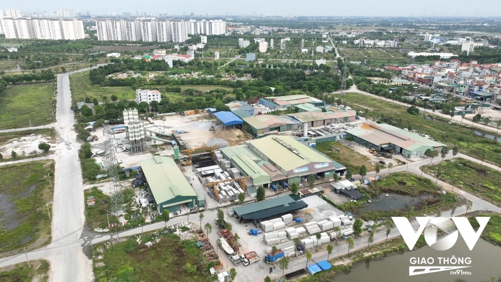 Khu vực trạm trộn bê tông nằm gần trạm cấp nước khiến người dân đặt dấu hỏi về chất lượng nước của trạm cấp nước Thanh Hà