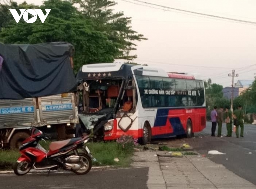 Lực lượng chức năng khám nghiệm hiện trường, điều tra, làm rõ nguyên nhân cụ thể vụ tai nạn tại Đắk Lắk đêm 8/5