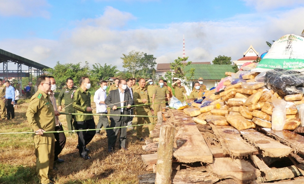 Lực lượng chức năng tỉnh Oudomxay tiến hành tiêu hủy số lượng lớn ma túy.