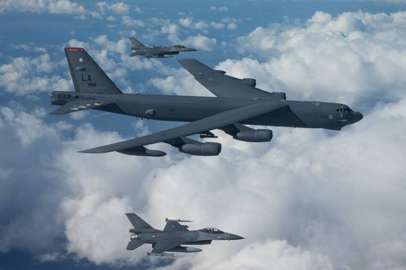 Máy bay ném bom B-52H của Mỹ được yểm trợ bởi 2 tiêm kích F-16. Ảnh: Getty Images