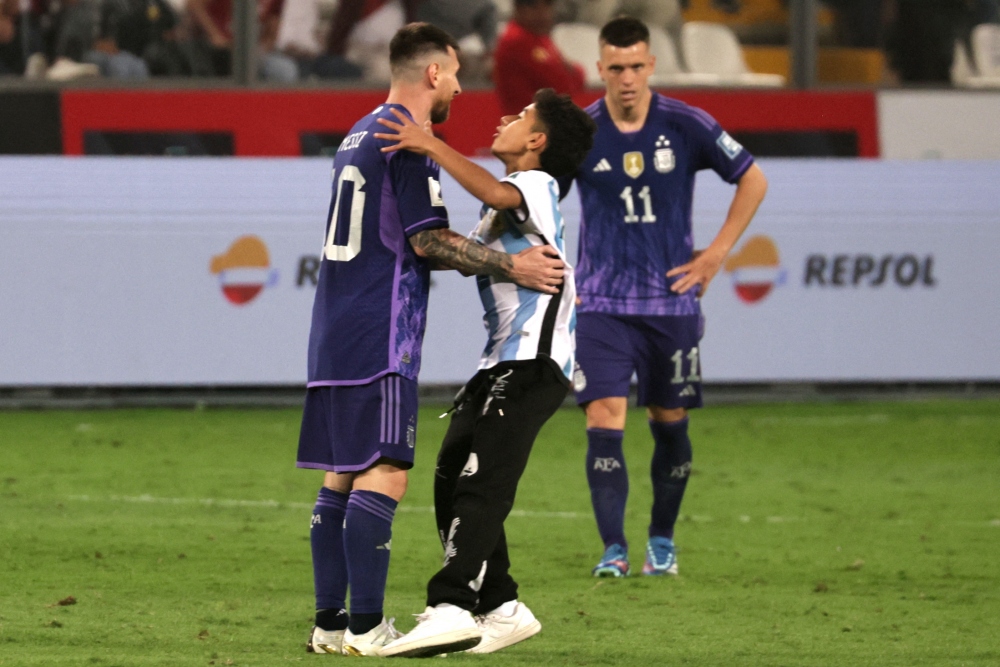 "Fan cuồng" chạy vào sân tiếp cận Messi tạo điểm nhấn của trận đấu.
