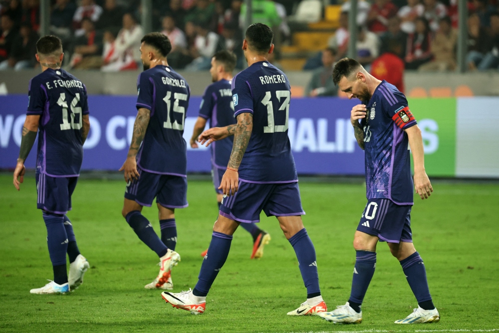 Lionel Messi tỏa sáng khi lập cú đúp ở phút 32 và 42 giúp ĐT Argentina thắng ĐT Peru 2-0.