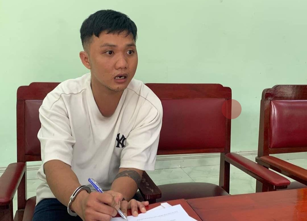 Minh tại cơ quan công an (ảnh: CA).