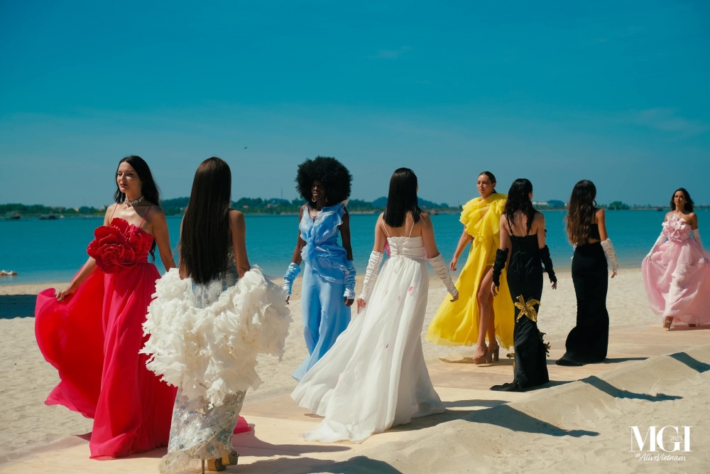 The outfits made from soft fabrics help the beauty queens to show off their wonderful figures.