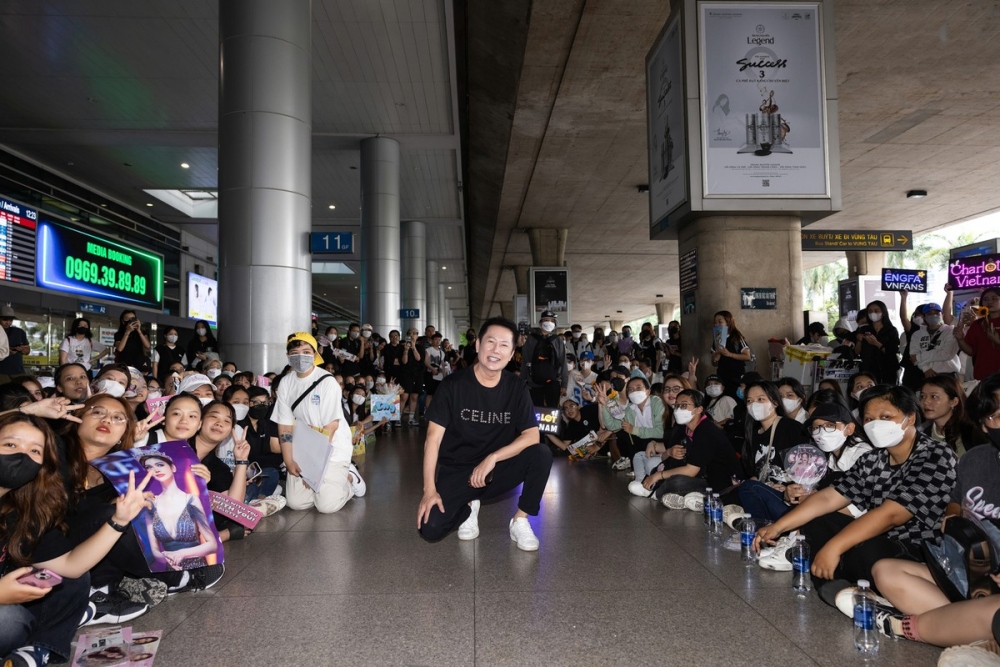 Nawat Itsaragrisil, president of Miss Grand International, is present at Tan Son Nhat International Airport on October 24 to welcome Wahara and several other beauty queens.