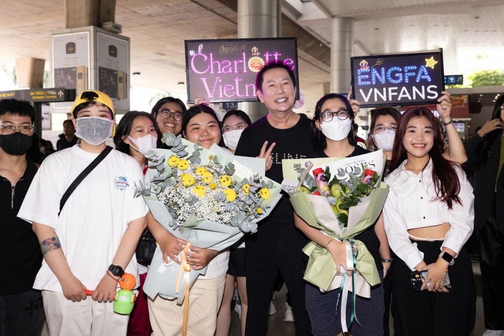 Hundreds of fans arrive together at the airport early as they prepare flowers and gifts for Wahara and the other runners-up of the Miss Grand Thailand 2022 pageant.