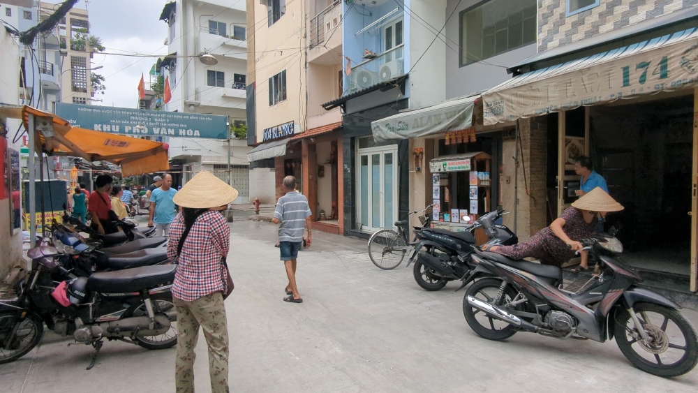 Một trong những con hẻm đối tượng đã đi chạy qua để đuổi chém người (Ảnh: A.T)
