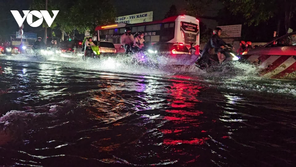 Mưa lớn khiến nhiều tuyến đường ở TP. Thủ Dầu Một bị ngập