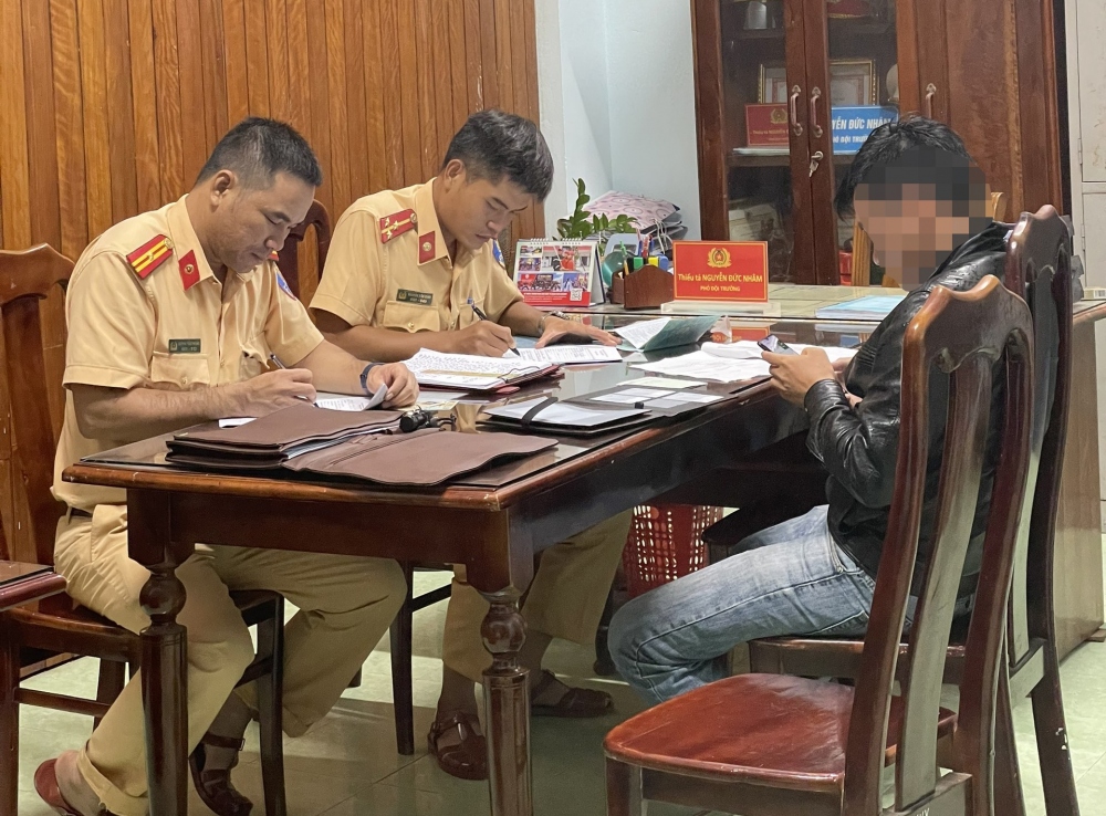 Ngay trong tối 14/10 Công an thành phố Tam Kỳ đã mời tài xế lái xe gây tai nạn lên làm việc.