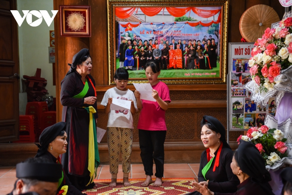 Các măng non quan họ được liền anh, liền chị chỉ dạy luyện tập từng câu từng chữ trong làn điệu Quan họ cổ tại buổi sinh hoạt Quan họ