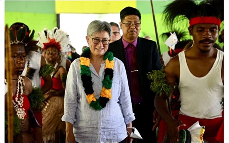 Ngoại trưởng Australia Penny Wong trong chuyến thăm Papua New Guinea, một trong 12 điểm dừng chân ở Thái Bình Dương kể từ khi nhậm chức. Ảnh: SMH.