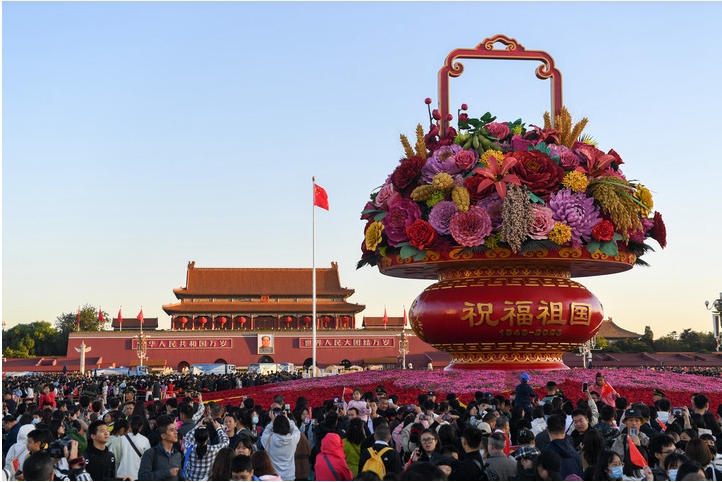 Người dân Trung Quốc tham quan Quảng trường Thiên An Môn, Bắc Kinh. Ảnh: Tân Hoa xã