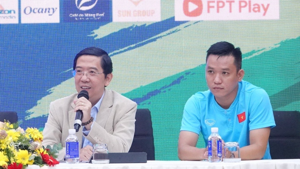Nhà báo Nguyễn Nhật, Trưởng ban Tổ chức giải Quả bóng Vàng Việt Nam 2023 trả lời báo chí. (Ảnh: Đ.V). 