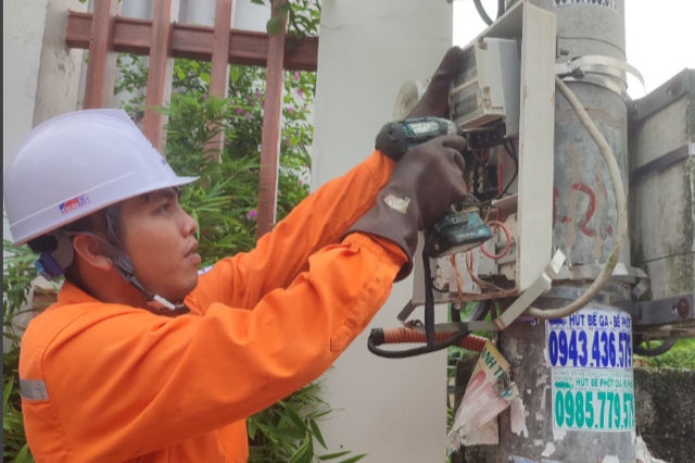 Nhân viên Điện lực thay thế công tơ điện tử