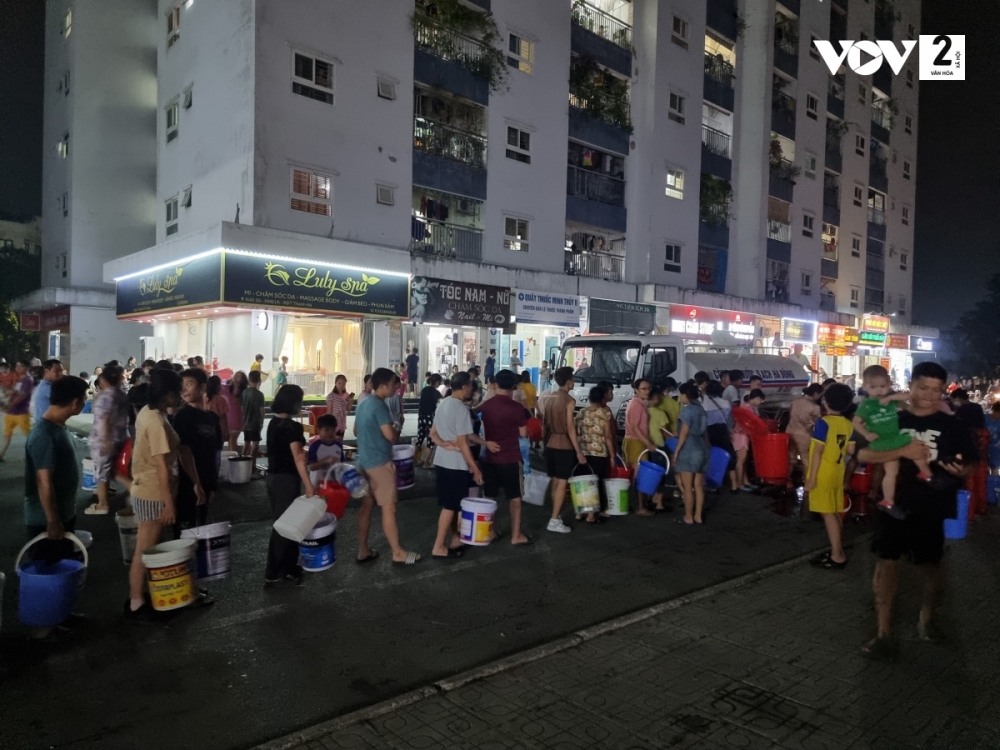 Người dân chung cư dùng mọi dụng cụ để trữ nước sạch