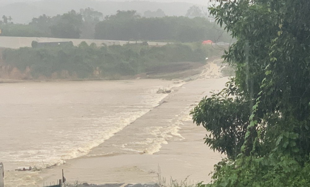 Nước qua tràn Thạch Nham.