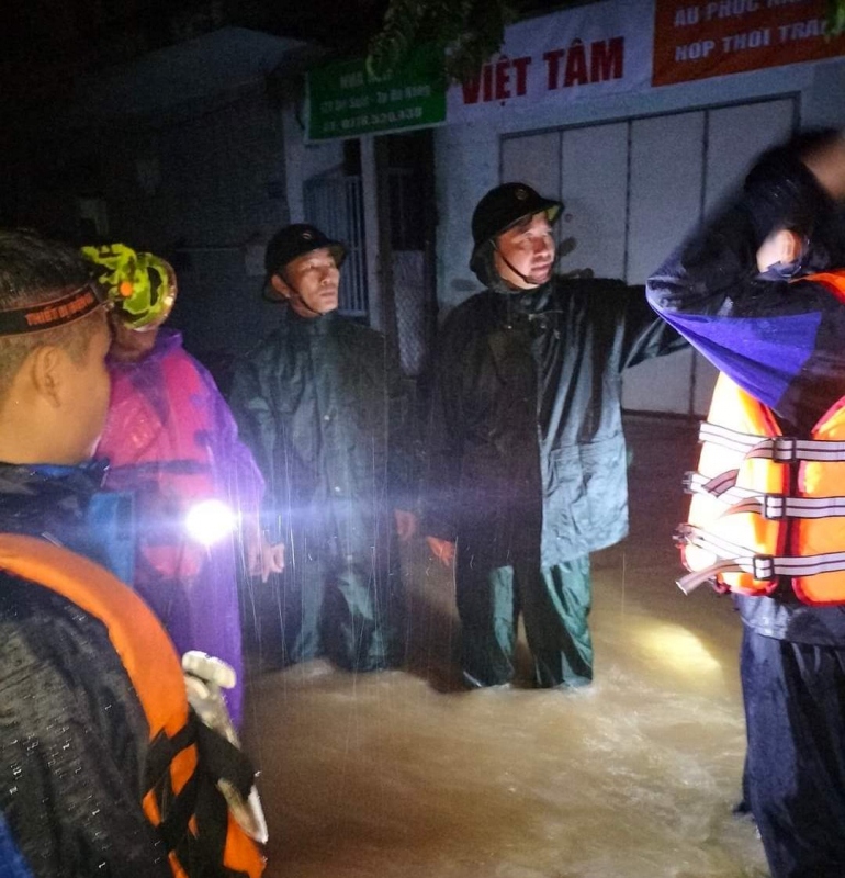 Ông Lê Trung Chinh, Chủ tịch UBND thành phố Đà Nẵng (nón cối thứ hai từ phải sang) kiểm tra khu dân cư bị ngập