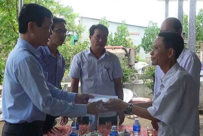 Ông Lê Văn Ý, Phó chủ tịch UBND huyện Cái Bè đến thăm, chia buồn và tặng quà cho gia đình các nạn nhân