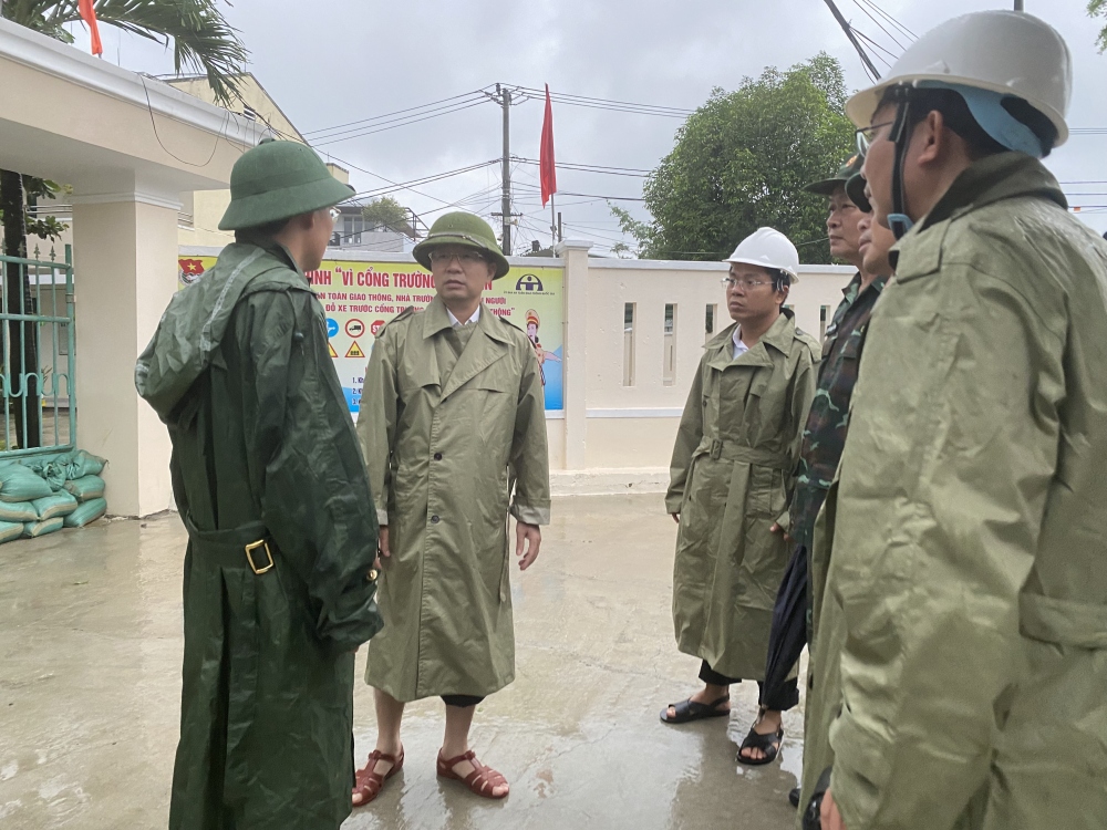 Ông Nguyễn Văn Quảng, Bí thư Thành ủy Đà Nẵng (thứ hai từ trái sang) kiểm tra một số điểm thấp trũng