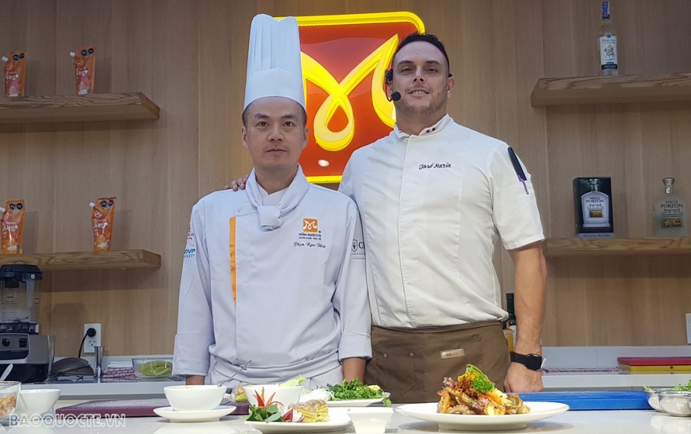 A Peru-Vietnam culinary fusion demonstration brings a wonderful experience for visitors to enjoy.