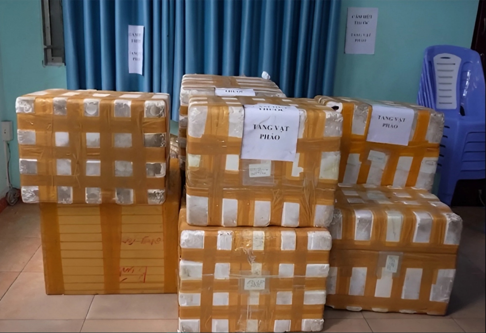 Pháo nổ sẽ được "ngụy trang" trong các thùng xốp chứa cá khô, ghi sẵn thông tin người nhận.