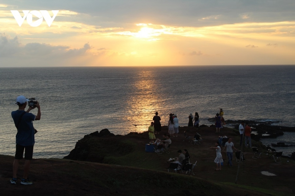 Visitors admire breath-taking sunrise on Phu Quy Island