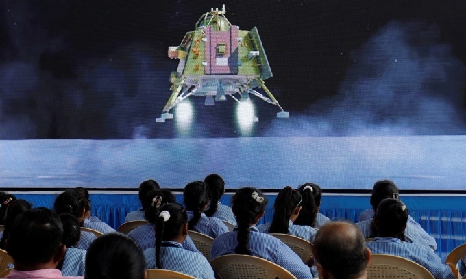 Người Ấn Độ theo dõi tàu vũ trụ Chandrayaan-3 hạ cánh trên Mặt Trăng ngày 23/8 (Ảnh: Reuters)