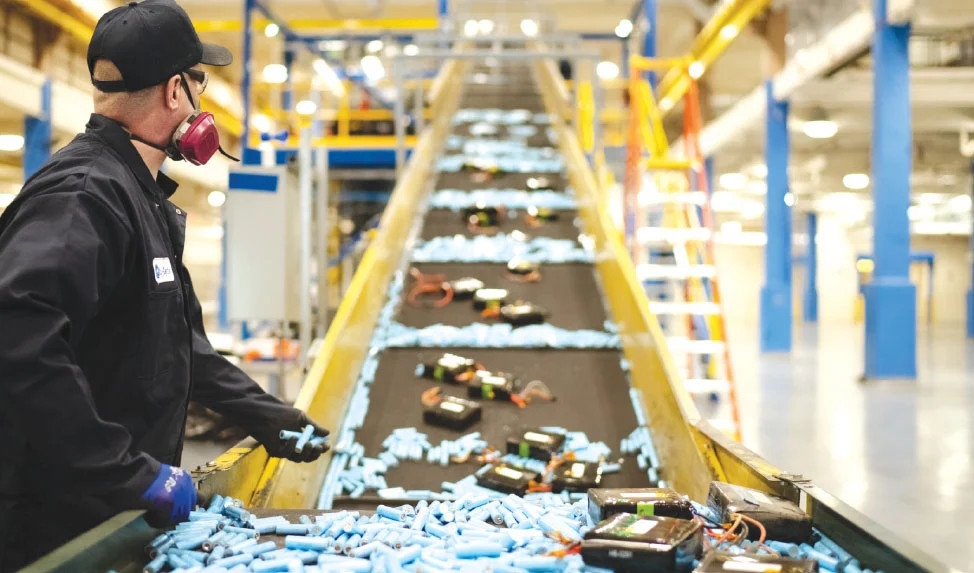 Một nhân viên Li-Cycle giám sát pin lithium-ion trên băng chuyền tại nhà máy của công ty gần Rochester, New York. Ảnh: Li-Cycle.