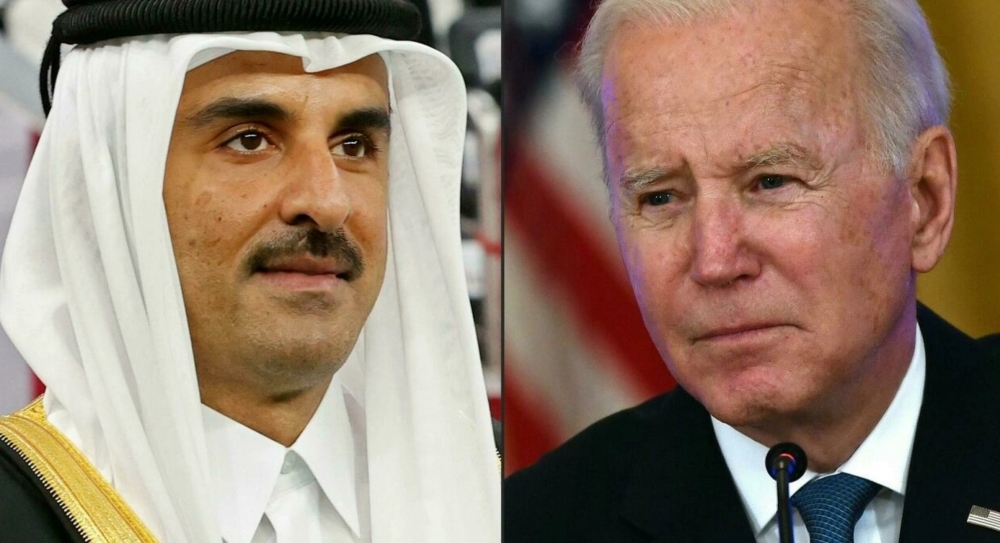 Tổng thống Mỹ Joe Biden (phải) và Quốc vương Qatar Sheikh Tamim bin Hamad al-Thani. (Ảnh: AFP)