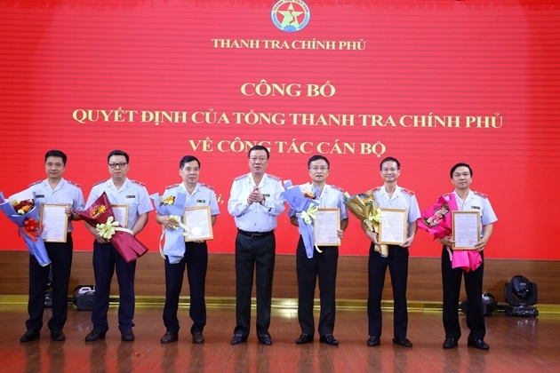 Tổng Thanh tra Chính phủ Đoàn Hồng Phong trao quyết định luân chuyển, điều động, bổ nhiệm đối với các đồng chí cấp Vụ trưởng và tương đương 