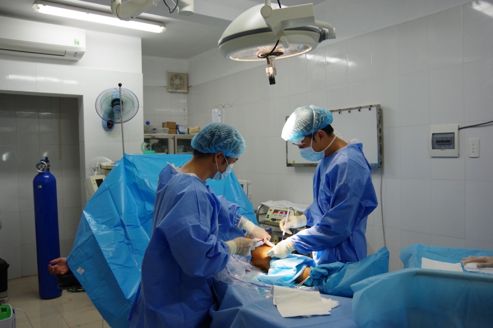 Quân y đảo Trường Sa thăm, khám và điều trị cho bệnh nhân Kiệt.