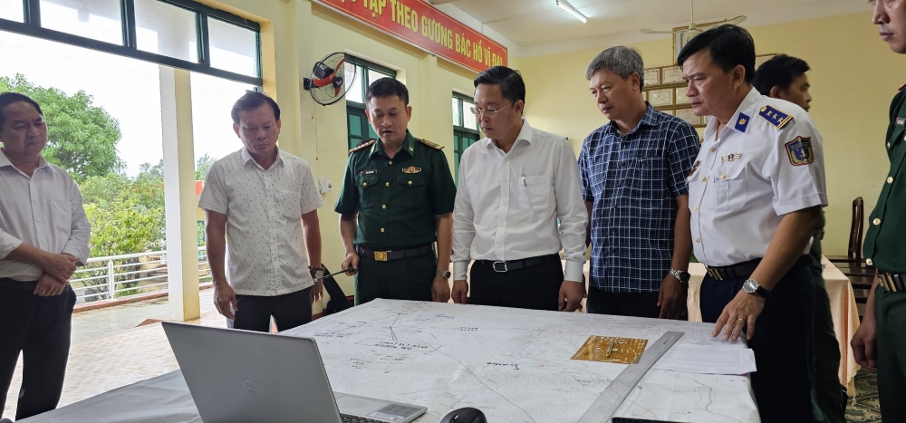 Chủ tịch UBND tỉnh Quảng Nam Lê Trí Thanh (áo trắng, thứ 3 từ phải sang) cùng lực lượng chức năng tại sở chỉ huy tìm kiếm cứu nạn, cứu hộ.