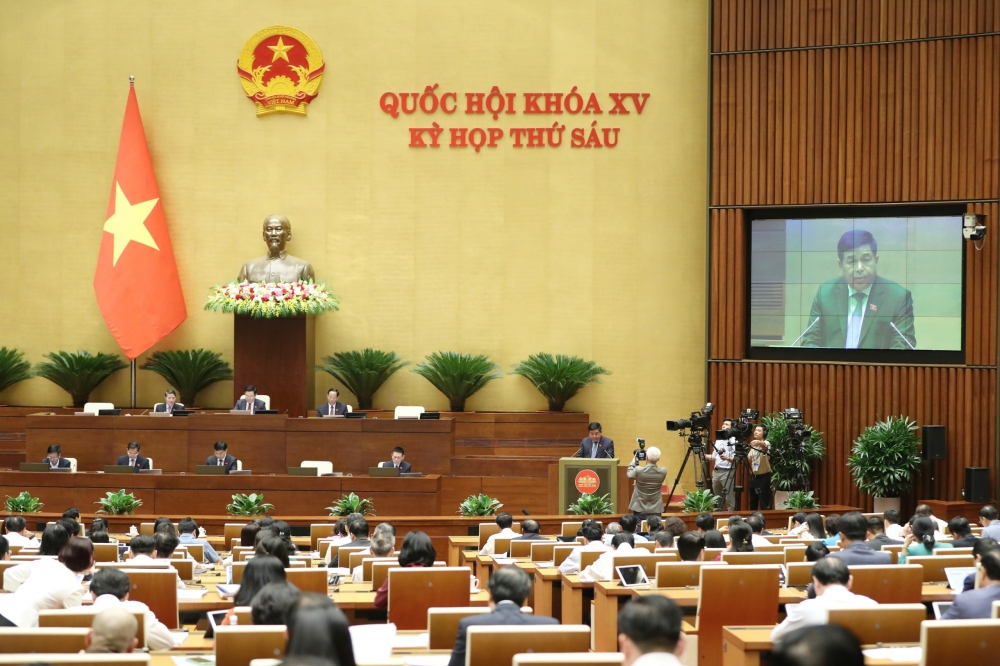 Bộ trưởng Bộ Kế hoạch và Đầu tư Nguyễn Chí Dũng, thừa ủy quyền của Thủ tướng Chính phủ trình bày Báo cáo đánh giá giữa nhiệm kỳ thực hiện Kế hoạch phát triển kinh tế - xã hội 5 năm 2021-2025 và Kế hoạch cơ cấu lại nền kinh tế giai đoạn 2021-2025