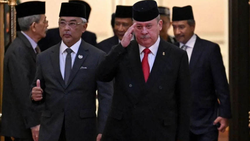 Quốc vương sắp mãn nhiệm Al-Sultan Abdullah (trái) và Qquốc vương sắp nhậm chức Sultan Ibrahim (phải).Ảnh: AFP