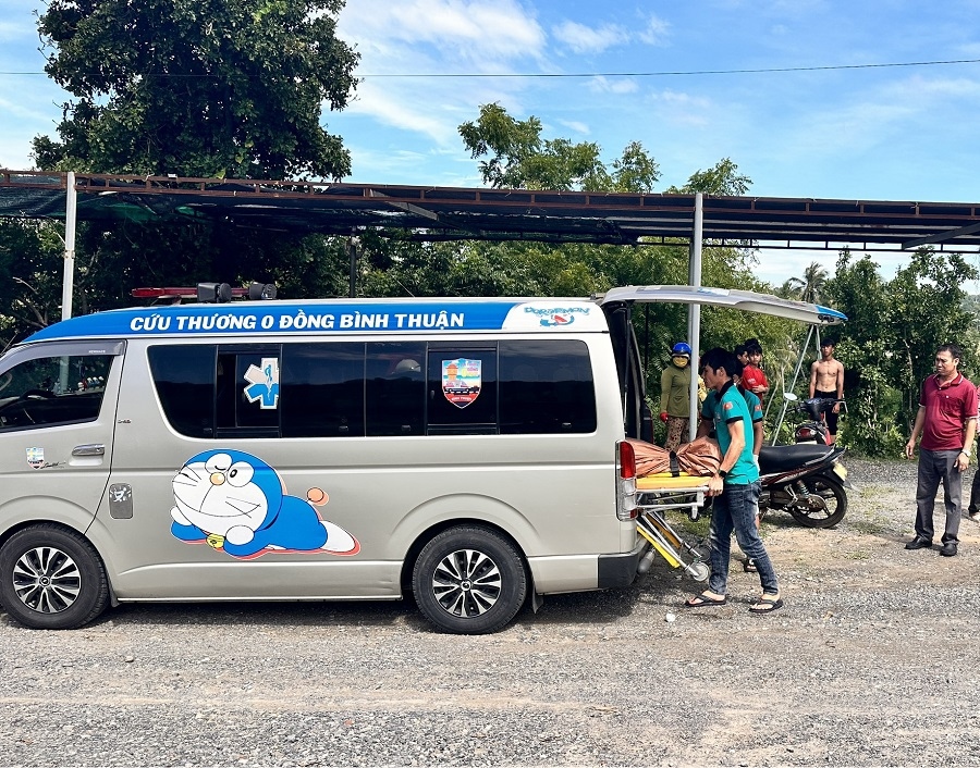 Thi thể của em T được xe cứu thương 0 đồng đưa về nhà (Ảnh: D.T)