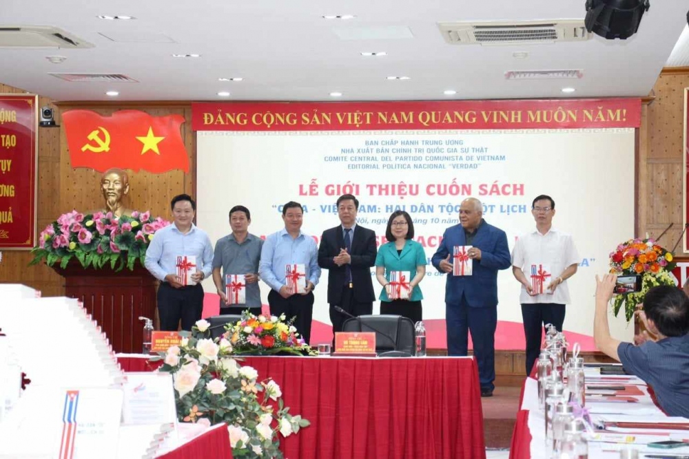 Lễ giới thiệu cuốn sách “Cuba - Việt Nam: Hai dân tộc, một lịch sử”. Ảnh: TTXVN