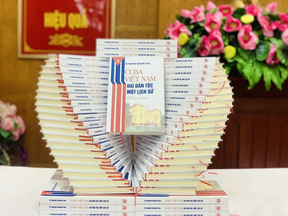 Trưng bày sách "Cuba - Việt Nam: Hai dân tộc, một lịch sử". Ảnh: TTXVN