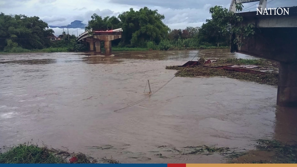 Mưa lũ làm sập một đoạn cầu Wang Sa Kaeng bắc qua sông Ping và nối quận Chom Thong của Chiang Mai, Thái Lan. Ảnh: The Nation