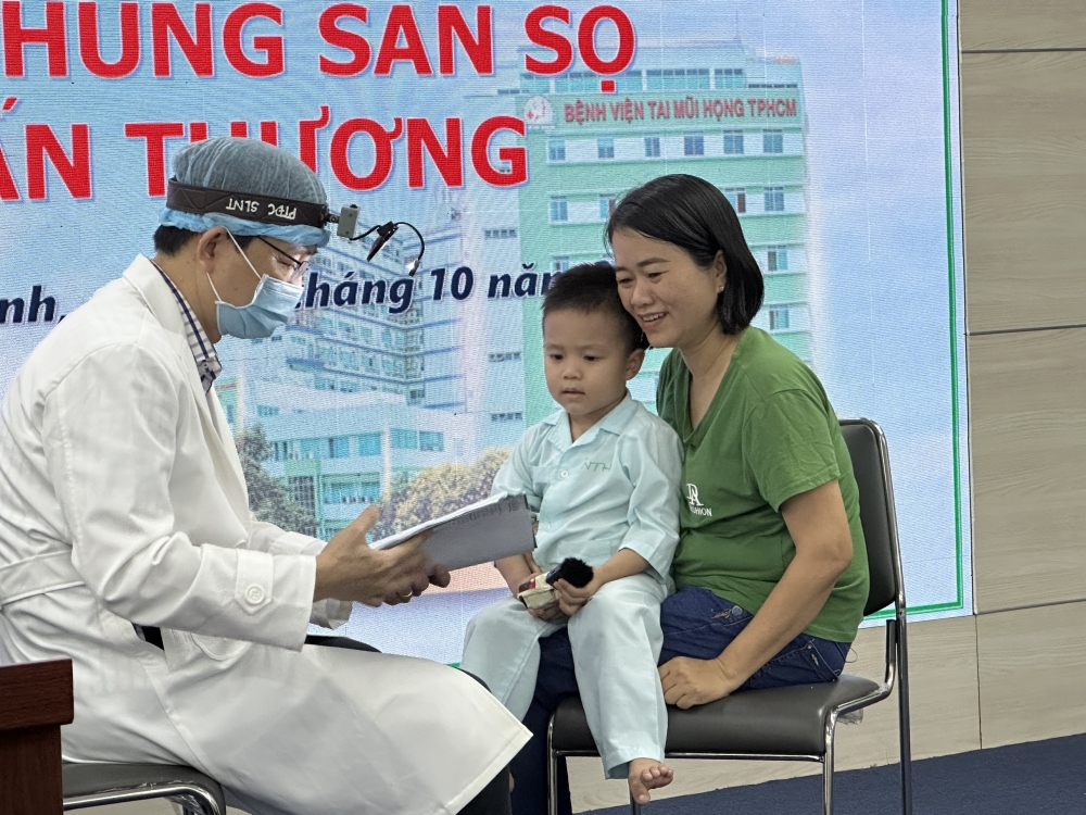 Sau phẫu thuật nội soi vá lỗ thủng sàn sọ, bệnh nhi đã khỏe mạnh tỉnh táo và sẽ được xuất viện sau vài ngày. (Ảnh: L.P)