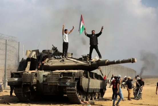 Lực lượng Hamas tấn công bất ngờ vào lãnh thổ Israel. (Ảnh: AP)