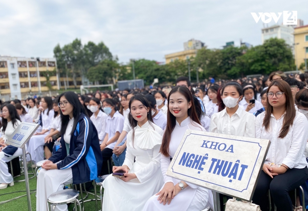 Những thầy cô giáo tương lai trong ngày khai giảng đầu tiên dưới mái trường đại học Sư phạm Hà Nội