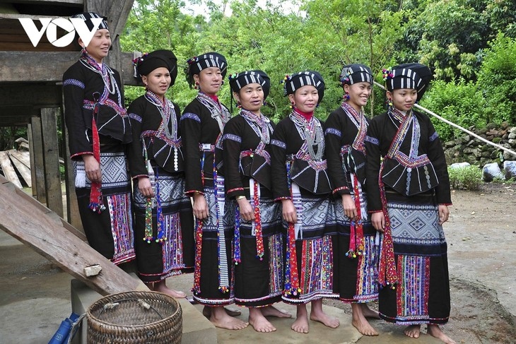 Lu women make all clothes and accessories for their family members. (Photo: VOV)