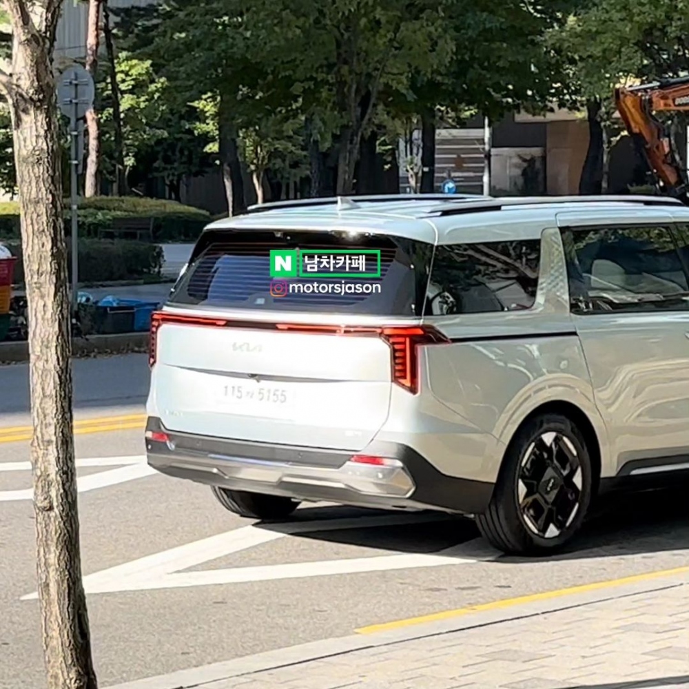 Nguyên mẫu Kia Carnival 2024 bị bắt gặp trên phố không che chắn