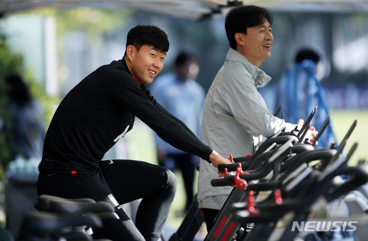 Son Heung Min tập nhẹ trong ngày 11/10. (Ảnh: Newsis). 