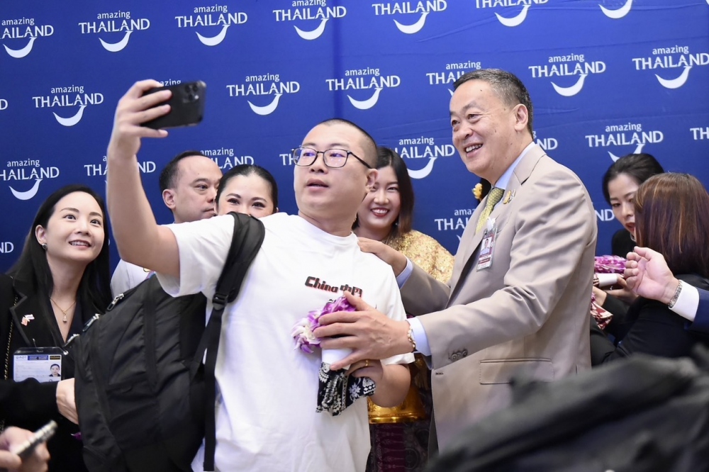 Thủ tướng Srettha Thavisin chụp ảnh lưu niệm cùng các du khách Trung Quốc tại sân bay Survanabhumi hôm 25/9/2023. (Ảnh: VP Thủ tướng Thái Lan)