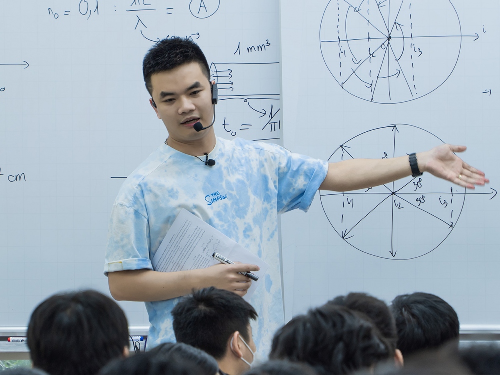 Thầy Vũ Ngọc Anh đã có 8 năm kinh nghiệm luyện thi THPT Quốc gia môn Vật lý