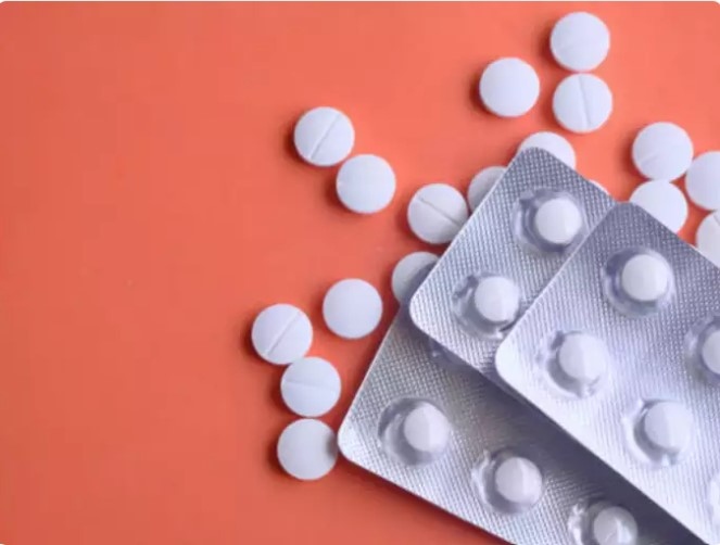 Aspirin, còn được gọi là axit acetylsalicylic, là một trong những loại thuốc được sử dụng rộng rãi nhất trên thế giới. Nó được biết đến với nhiều công dụng khác nhau, từ giảm đau đến ngăn ngừa các cơn đau tim. Tuy nhiên, bạn cần hiểu rõ về về loại thuốc này để sử dụng nó một cách an toàn và hiệu quả. Dưới đây là một số điểm quan trọng cần biết về aspirin.