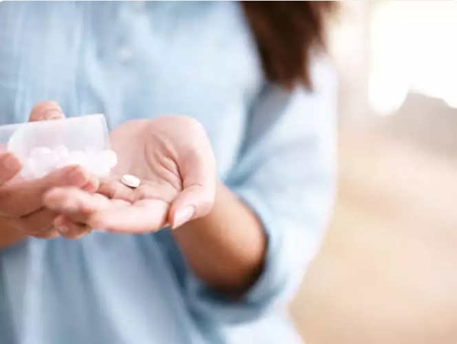 Aspirin là một chất làm loãng máu: Aspirin có đặc tính kháng tiểu cầu, có nghĩa là ngăn chặn các tiểu cầu trong máu kết tụ lại với nhau. Tác dụng này giúp giảm nguy cơ đông máu và đó là lý do tại sao nó thường được kê đơn cho những người có nguy cơ bị đau tim và đột quỵ.