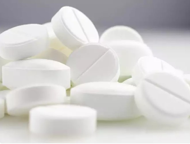 Aspirin có sẵn ở nhiều liều lượng khác nhau: Aspirin có sẵn ở nhiều liều lượng khác nhau. Aspirin liều thấp thường chứa 81 miligam (mg) hoặc 100 mg, trong khi aspirin cường độ thông thường thường là 325 mg. Liều lượng khuyến cáo tùy thuộc vào tình trạng được điều trị hoặc phòng ngừa. Aspirin được bán không cần kê đơn ở nhiều quốc gia, nhưng liều cao hơn hoặc công thức cụ thể có thể cần có đơn thuốc. Làm theo khuyến nghị của bác sĩ về loại và liều lượng aspirin thích hợp cho tình trạng của bạn.